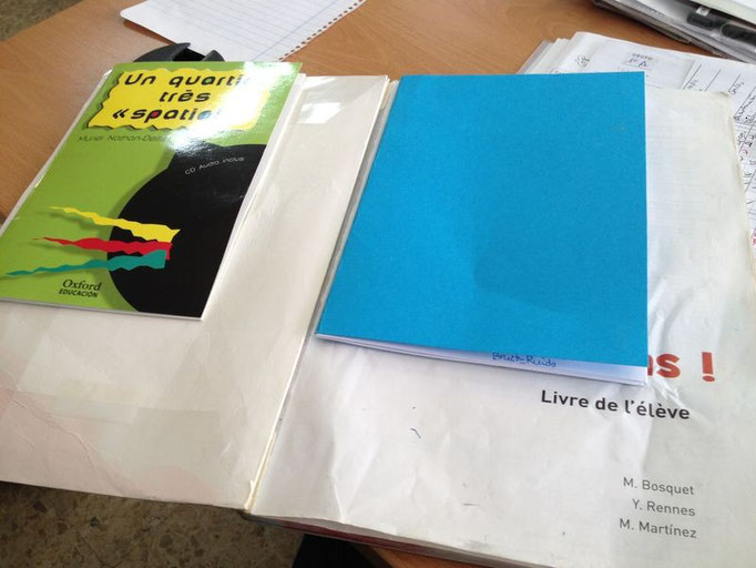 Así nunca se te perderán las cosas: todo grapado al libro de texto.